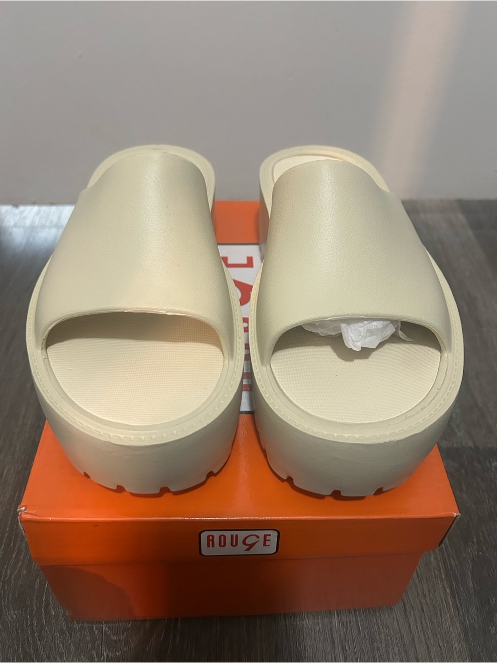 Rouge! Women’s Cream Platform Slide Clogs Size 7 NWT